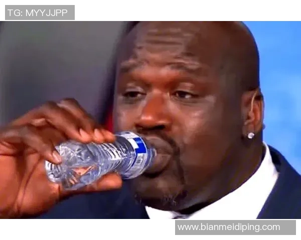 足球球星赛场边大口喝水瞬间展现激情与活力